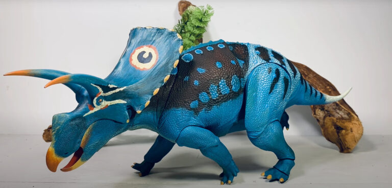 Dino Scream Reviews the Torosaurus latus action figure