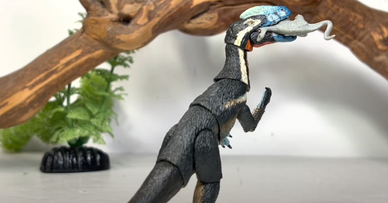 Dino Scream Reviews the 1/18 scale Guanlong!