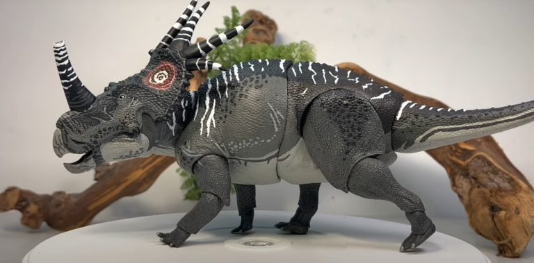 Dino Scream Reviews the Old Buck Styracosaurus